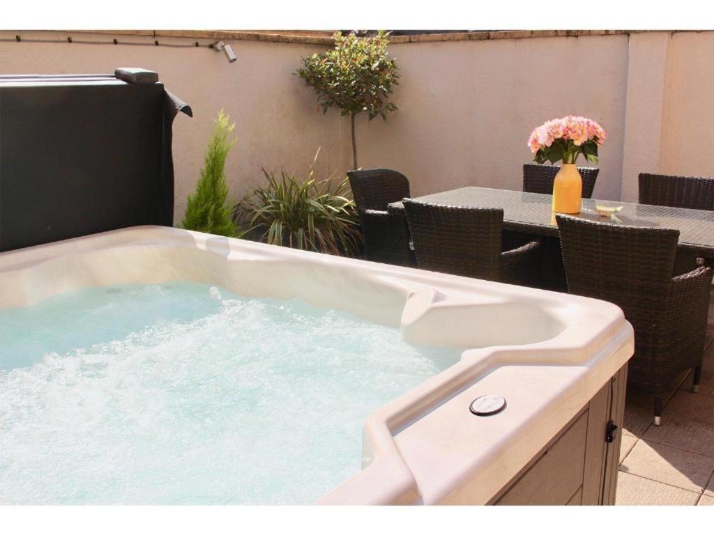 Dream Stays Bath - Trim Street Townhouse With Hot Tub Dış mekan fotoğraf